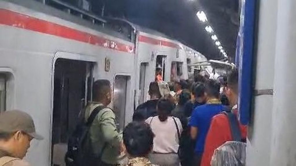 Detik Mencekam: Kecelakaan Kereta Api Di Tengah Malam